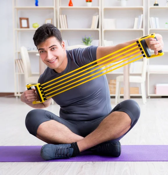 Junger Mann trainiert zu Hause mit Sport und gesundem Lebensstil — Stockfoto