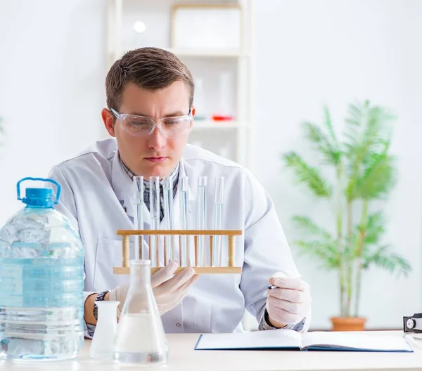 Mladý chemik student experimentování v laboratoři — Stock fotografie