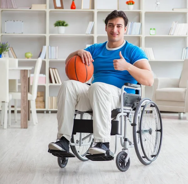 Pemain basket muda di kursi roda sembuh dari cedera — Stok Foto