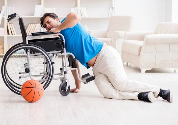 Jovem jogador de basquete em cadeira de rodas se recuperando de lesão — Fotografia de Stock