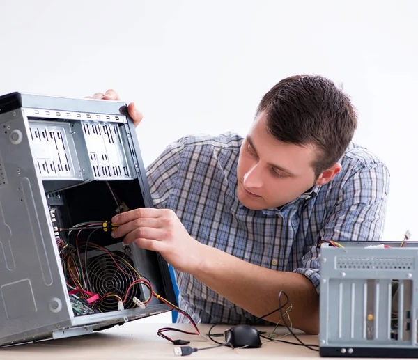 Jeune technicien de réparation d'ordinateur en atelier — Photo