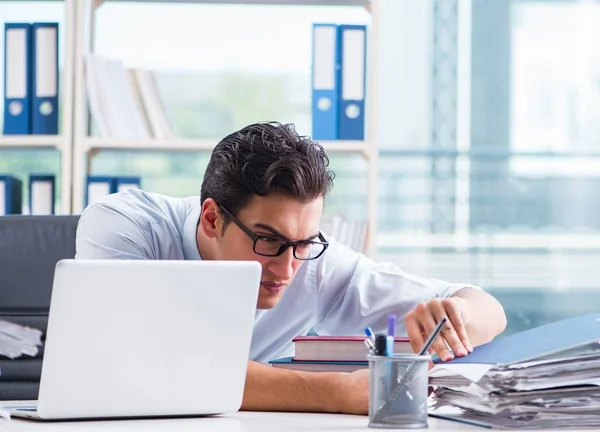 Geschäftsmann mit übermäßigem Papierkrieg im Büro — Stockfoto