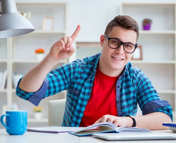 Jeune adolescent se préparant pour les examens étudiant à un bureau à l'intérieur — Photo