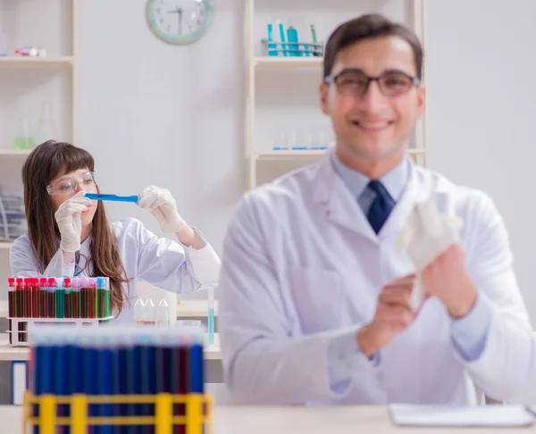 Due chimici che lavorano in laboratorio sperimentando — Foto Stock