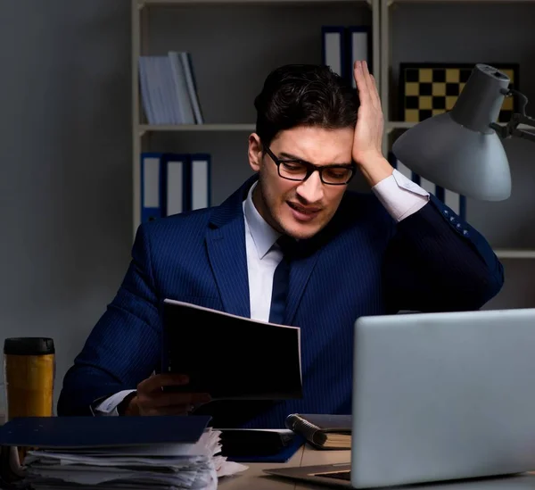 O empregado que trabalha até tarde para terminar a tarefa entregável importante — Fotografia de Stock