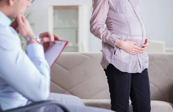 Zwangere vrouw bezoekt psycholoog arts — Stockfoto