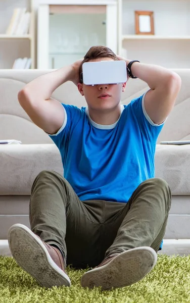 Den unge mannen med virtuella glasögon — Stockfoto