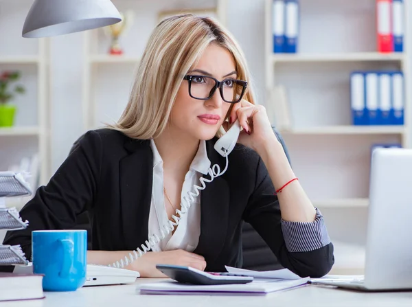 Busineswoman frustrato lavorare in ufficio — Foto Stock