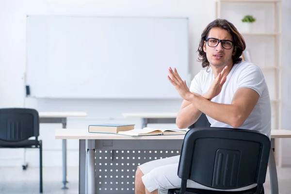 Młody mężczyzna student przed tablicą — Zdjęcie stockowe