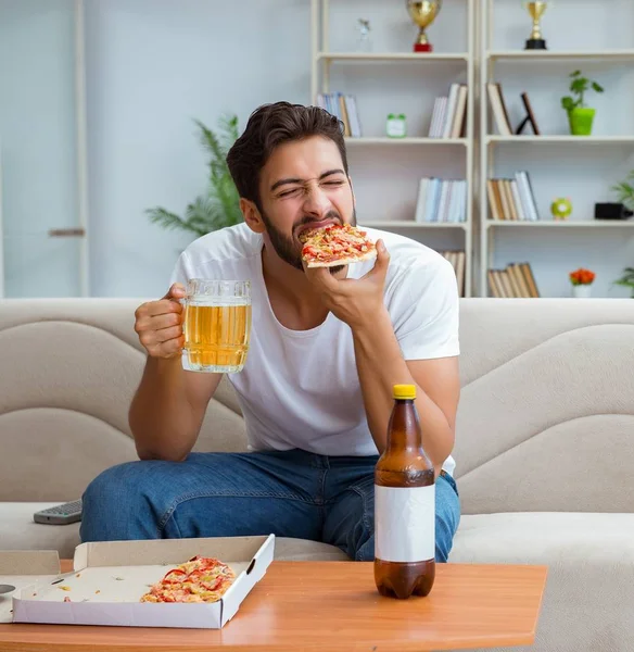 Man äter pizza ha en hämtmat hemma koppla av vila — Stockfoto