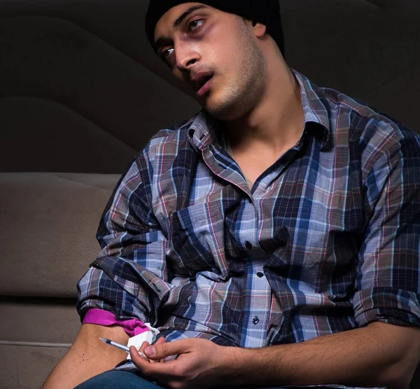 Genç adam narkotikle sorun yaşıyor. — Stok fotoğraf