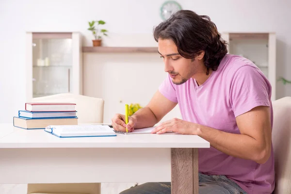 Junge männliche Studenten bereiten sich zu Hause auf Prüfungen vor — Stockfoto