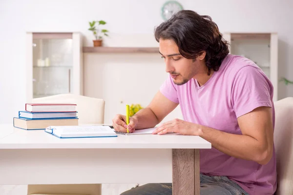 Jovem estudante do sexo masculino se preparando para exames em casa — Fotografia de Stock