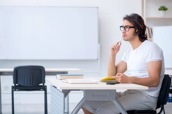 Jeune étudiant devant le tableau blanc — Photo