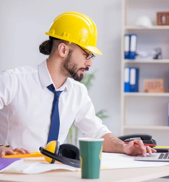 Arquiteto trabalhando em seu estúdio em um novo projeto — Fotografia de Stock