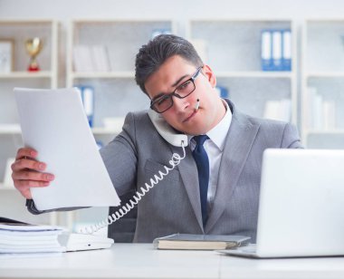 İşadamı ofisinde sigara içiyor.