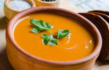 Geleneksel İtalyan usulü domates çorbası.