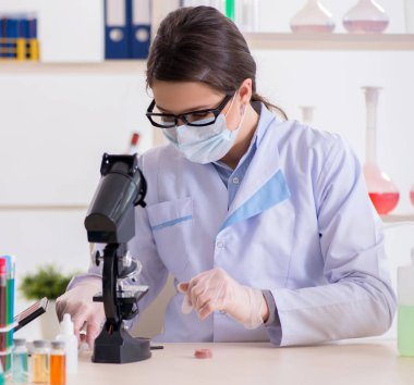 Laboratuar kimyageri güzellik ve makyaj ürünlerini kontrol ediyor.