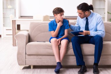 İnternet bağımlısı çocuk erkek doktoru ziyaret ediyor.