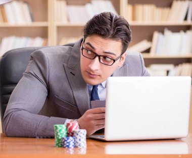 İşadamı işte kumar oynuyor.