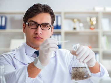 Genç araştırmacı bilim adamı bir su testi kirliliği araştırması yapıyor.