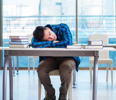 Üniversitede ders sırasında öğrenci