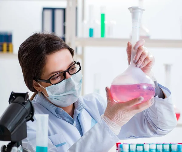 Vrouwelijke chemicus werkzaam in ziekenhuislab — Stockfoto