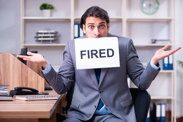 Jovem empregado masculino sendo demitido de seu trabalho — Fotografia de Stock