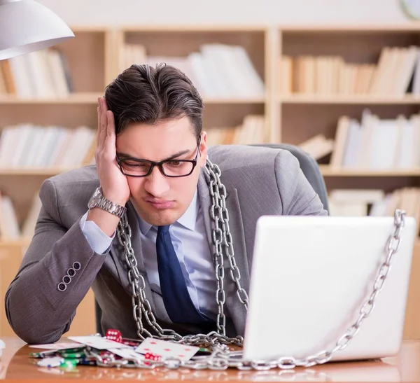 Joven hombre de negocios adicto a las tarjetas de juego en línea jugando en t — Foto de Stock