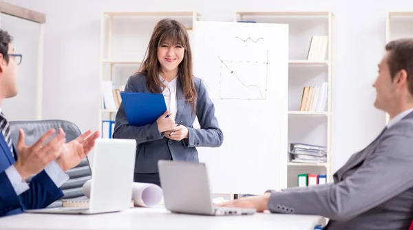 Geschäftstreffen mit Mitarbeitern im Büro — Stockfoto