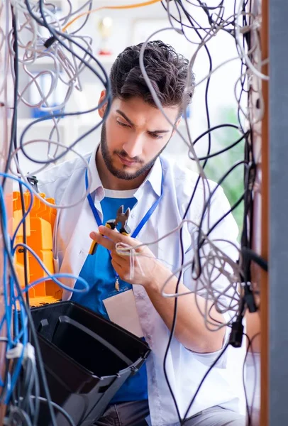 Elektrikář se snaží rozmotat dráty v konceptu oprav — Stock fotografie