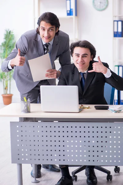 Deux jeunes employés travaillant dans le bureau — Photo