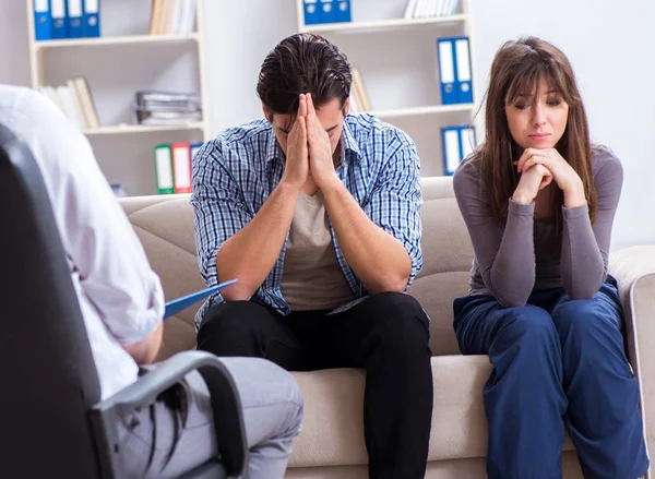 Familienbesuch beim Psychologen wegen Familienproblemen — Stockfoto