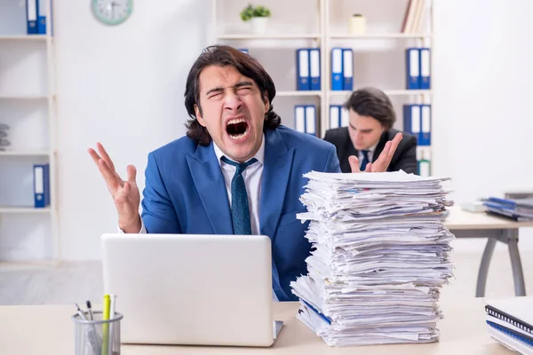 Twee mannelijke collega 's ongelukkig met buitensporig werk — Stockfoto