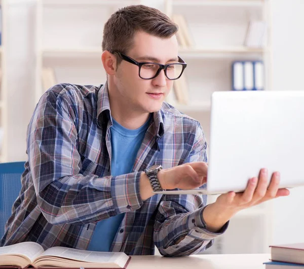 Jeune étudiant étudiant sur Internet dans le concept de télé-apprentissage — Photo