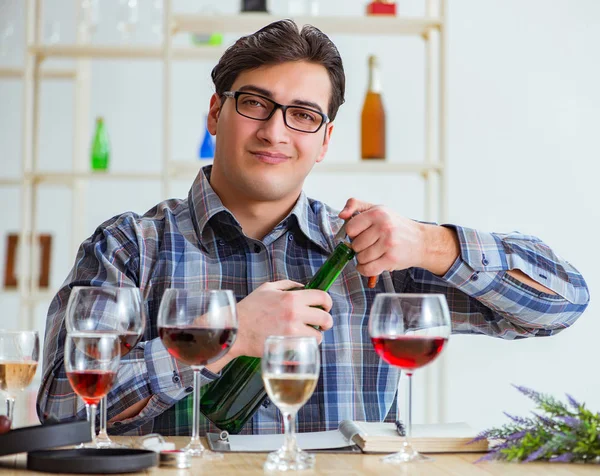 Επαγγελματικό sommelier δοκιμάζοντας κόκκινο κρασί — Φωτογραφία Αρχείου