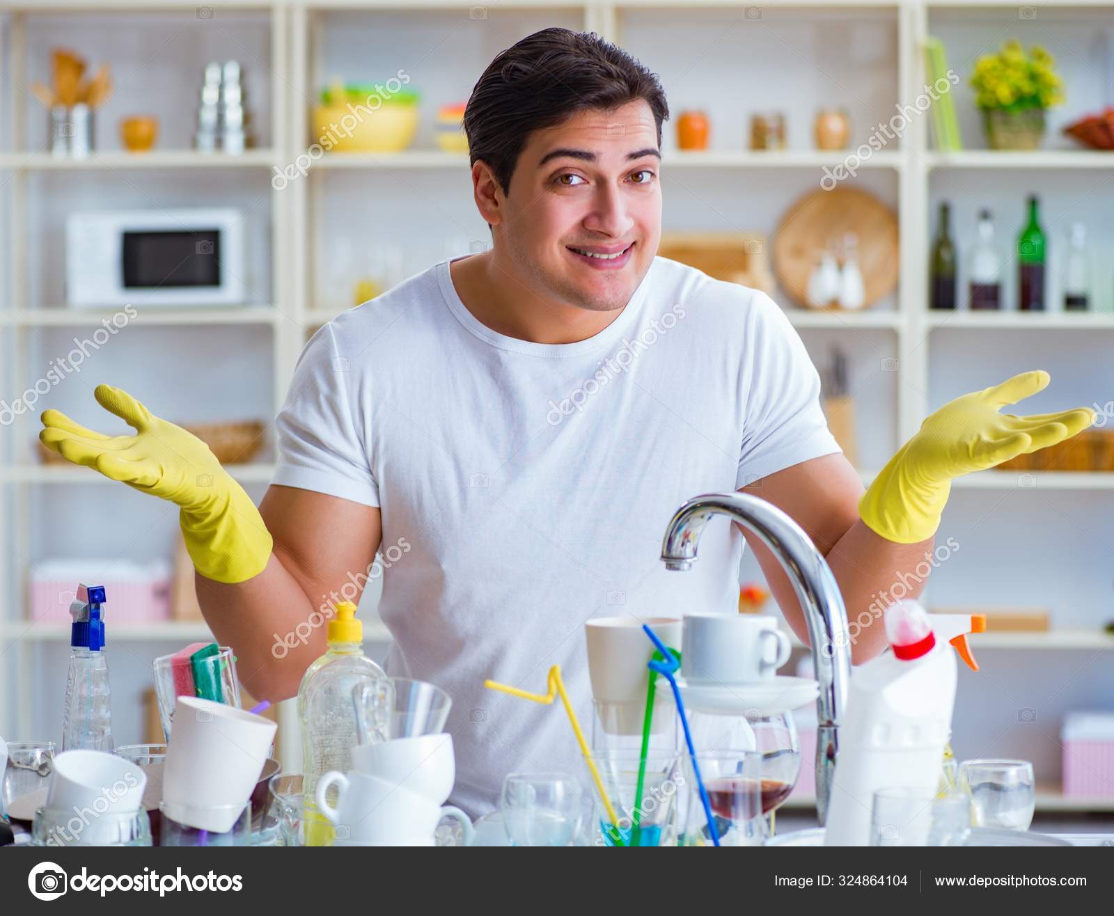 мужчина моет посуду примета