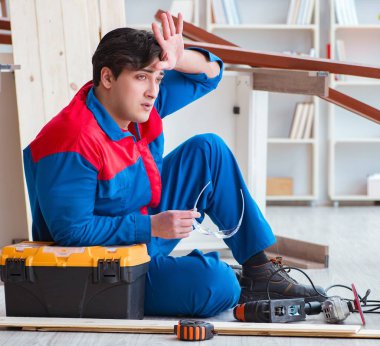 Genç marangoz kendini kötü hissetmekten yoruldu.