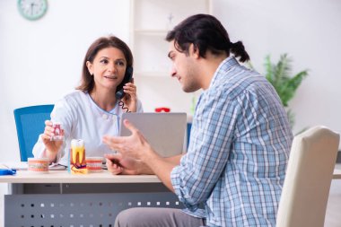 Genç adam kadın doktor stomatoloğu ziyaret ediyor.