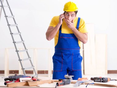 Kat tamircisi işinden memnun değil.