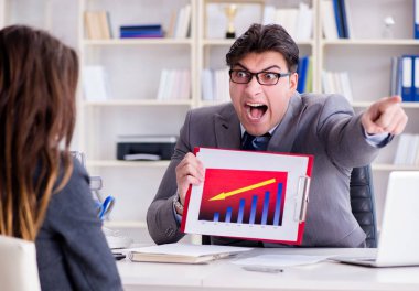 İş adamıyla iş kadını arasındaki iş görüşmesi