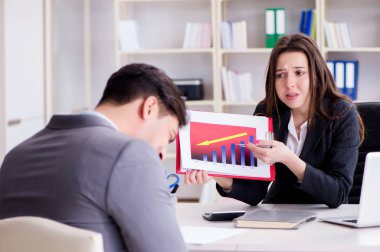 İş adamıyla iş kadını arasındaki iş görüşmesi