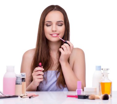 Beyaz tenli, güzel makyajlı genç bir kadın.