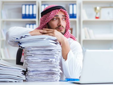 Ofiste çalışan Arap işadamı bir Pi ile evrak işi yapıyor.