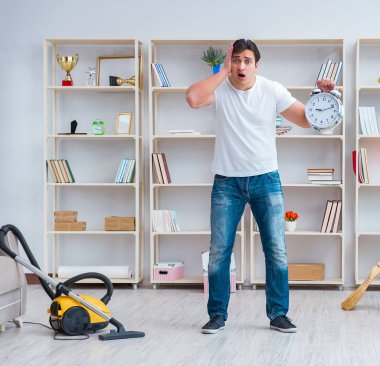 Adam evi temizliyor.