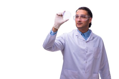 Genç erkek kimyager beyazda izole edilmiş.