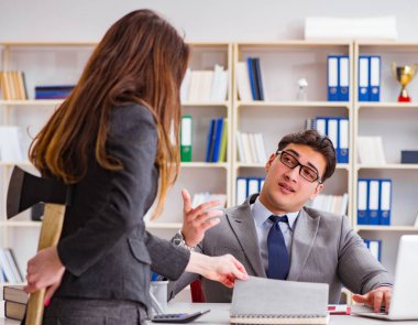 Kadın ve erkek arasındaki ofis anlaşmazlığı