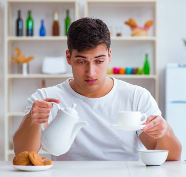 Fazla mesai sonrası kahvaltıda uyuyan bir adam.