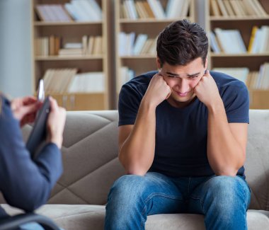 Hasta muayene için psikiyatriste gidiyor.