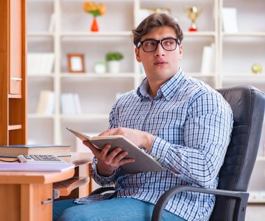 Bilgisayar masasında genç bir öğrenci